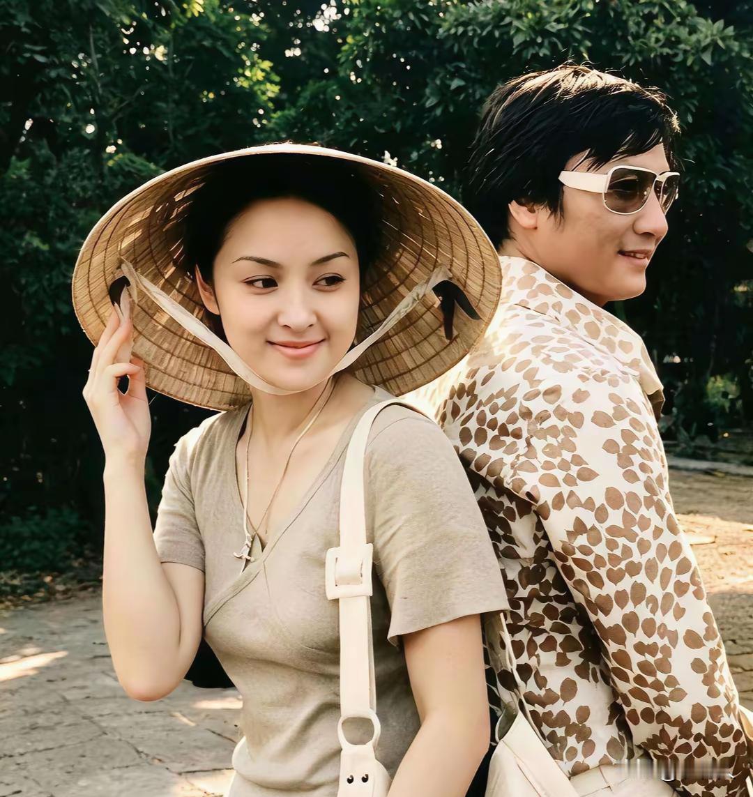 70年代，谢贤和甄珍恋爱时期外出旅游时的一张合影。甄珍带着斗笠，谢贤戴着墨镜，两