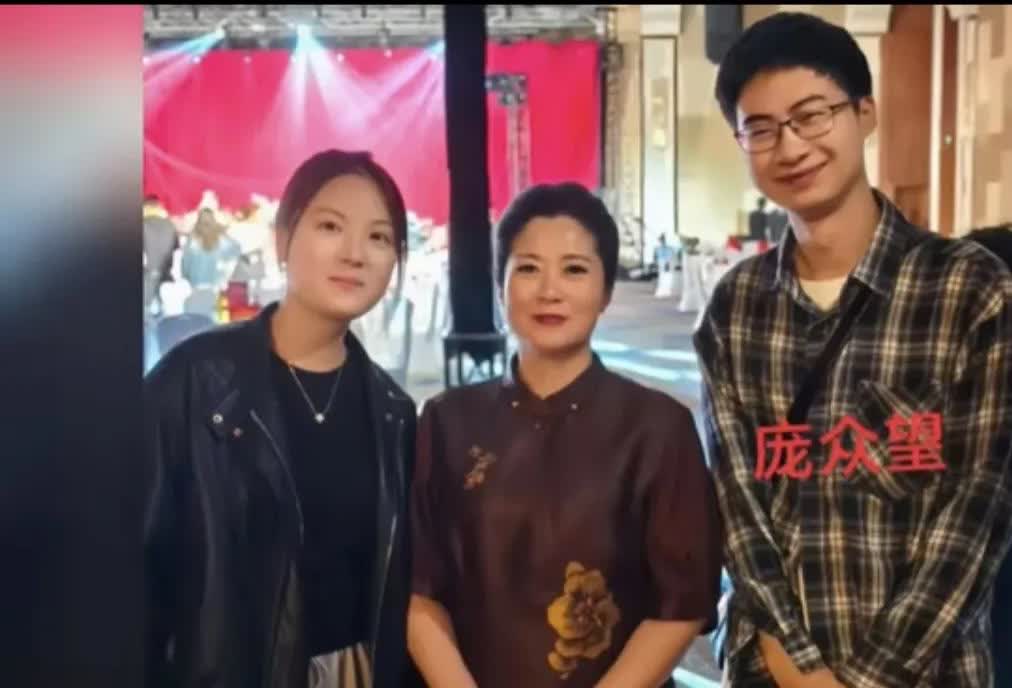 疑似庞众望的丈母娘照片流出从面相上来看丈母娘端庄、面善、看着比较容易相处