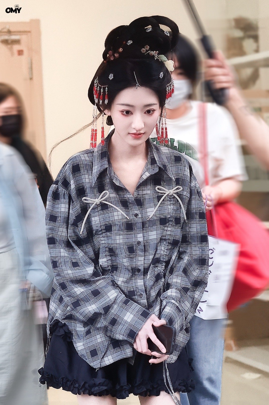 新版秋容(杨雨潼)和小谢(杨肸子)比起发型，这剧妆容更有问题​​​