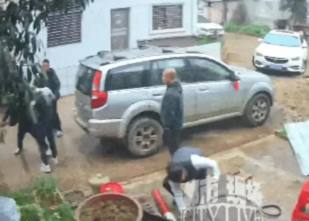 这起发生在湖南永州的小区纠纷，看似是邻里间的一点摩擦，背后却折射出当下社会中“居