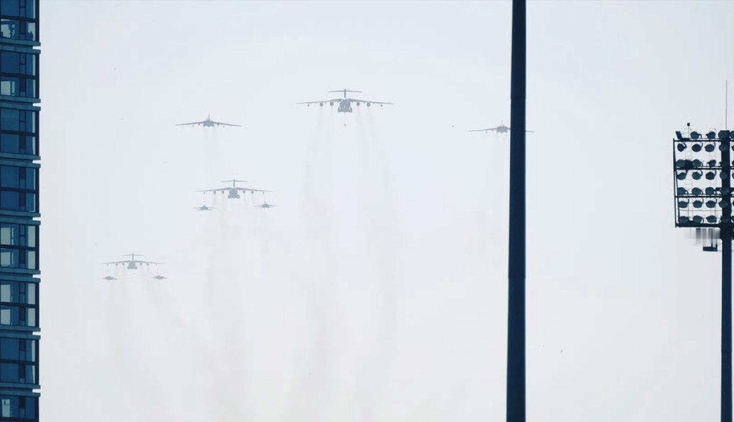 九三盛大阅兵空中梯队大体如此：运油-20、轰-6N，歼-16、歼-20、空警-6