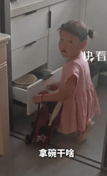 “笑不活了。”陕西一女子撞见女儿正往书包里塞大盆。她满心疑惑：“带这玩意干啥？”