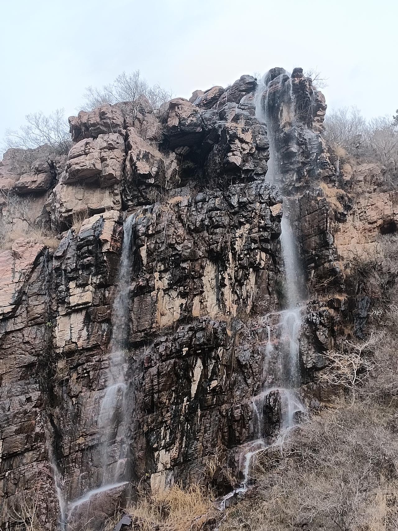 提振楼市果然落到了实处。今天朋友打电话来，说他之前那个小房子的事，在拖了几年后