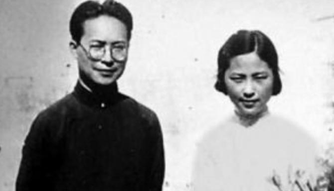 1949年，沈从文把手指插进电插头自杀，结果被儿子一脚踹开没死成!2个月后，他又