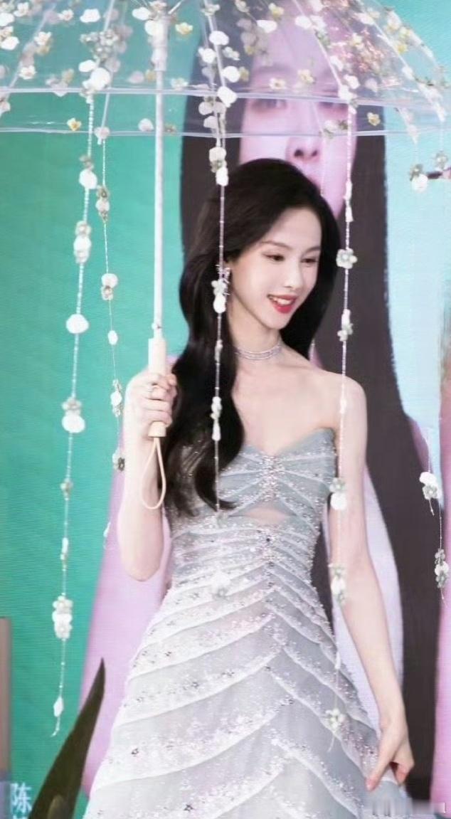 陈都灵身穿绿色亮片抹胸裙亮相深圳线下活动，花伞一撑，尽显古典温婉气质，轻轻松松又