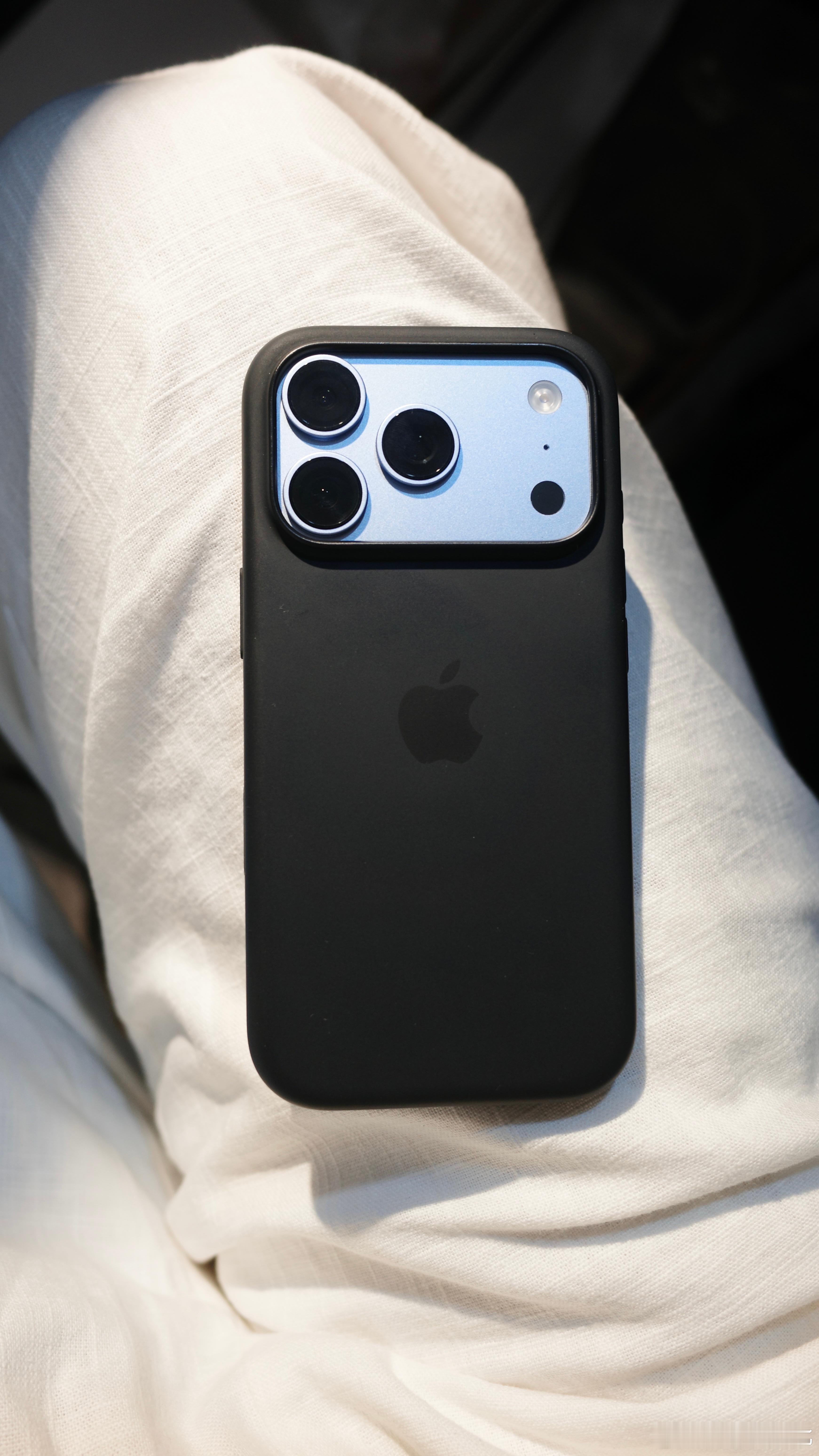 iPhone18pro首发两周使用体验从16pro换上来本来觉得沙漠金是史无前例最好看的颜色但现在动