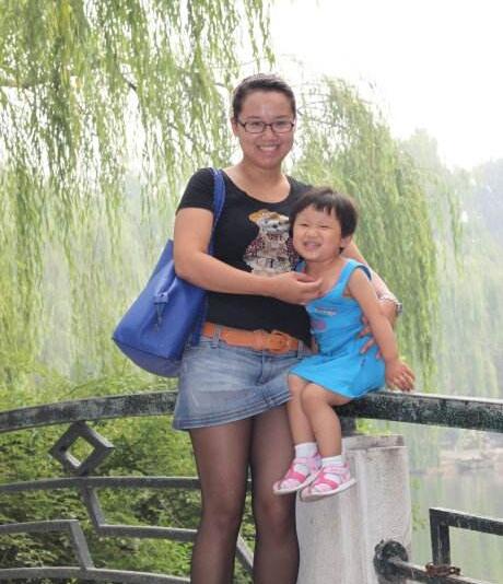 老妈你屁屁怎么这么大? 还不是因为你, 怀孕时我吃了全世界!
