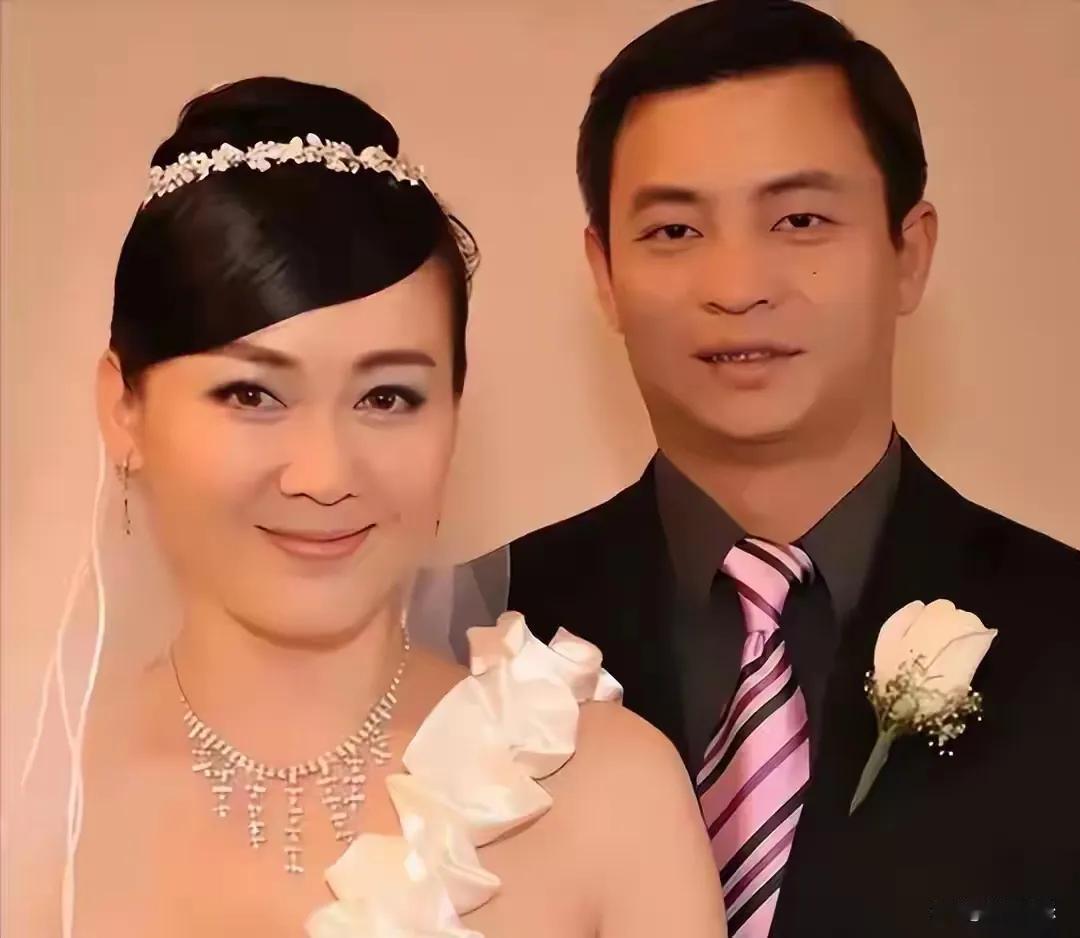 近日，网传李大双与李琳离婚，还称其现任是外国美女且已育有儿子，丁克23年的李琳疑