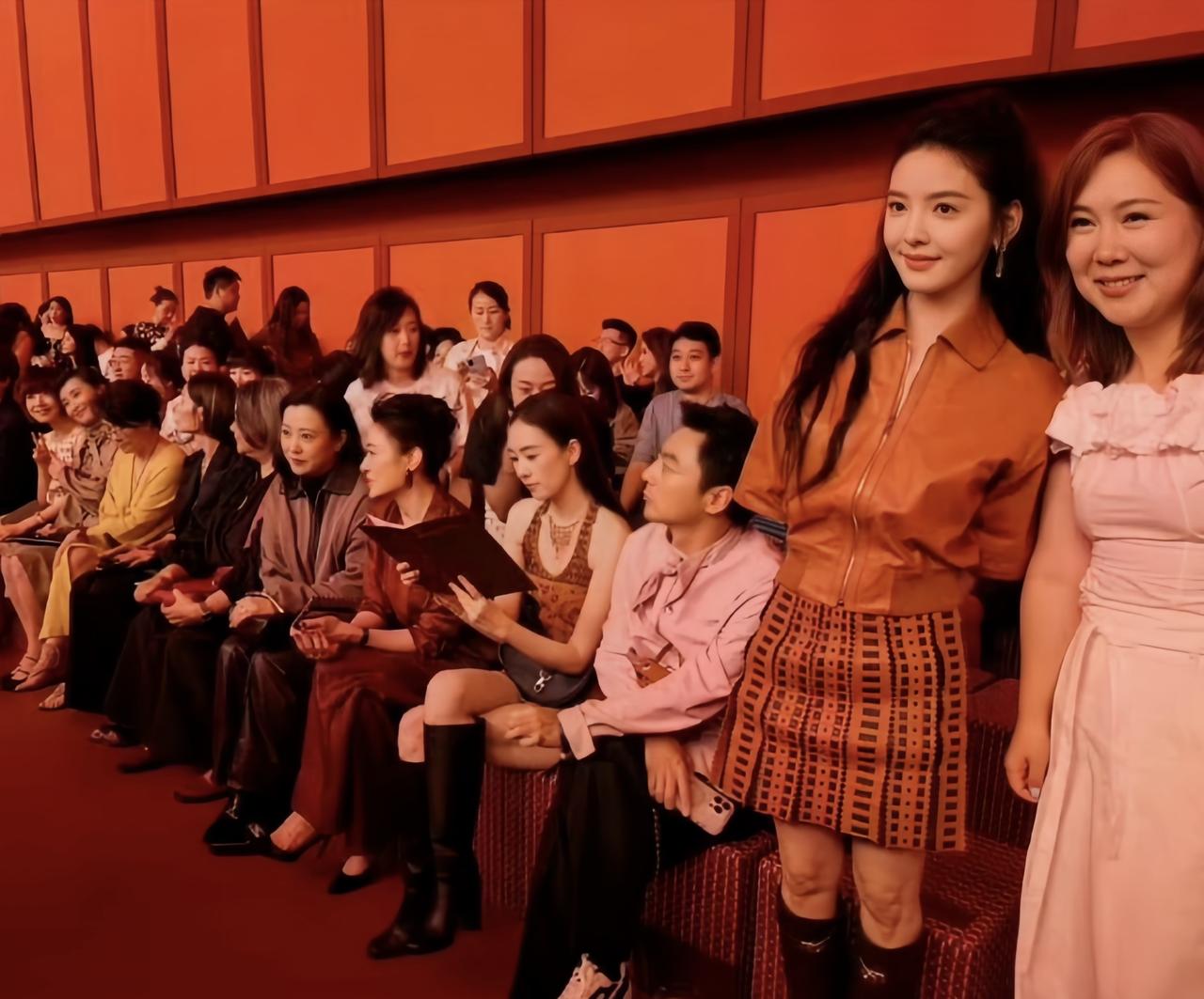 6月13日，众多明星现身上海看爱马仕大秀，这个视角看章若楠，美少女感十足。梁