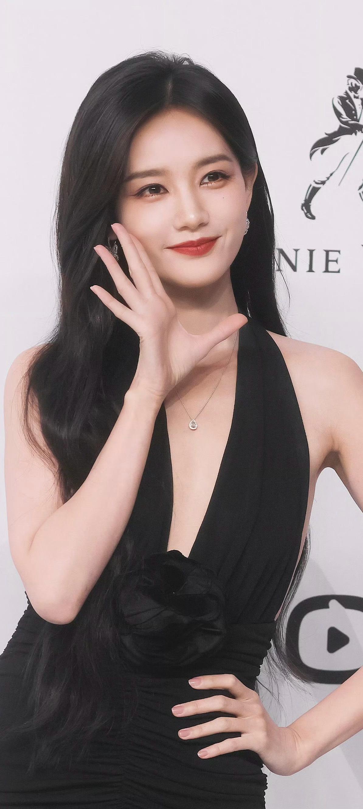 李一桐凭这套赢麻了！黑色深V礼服+魔鬼腰臀比，甜飒氛围感直接锁死💥李一桐李一