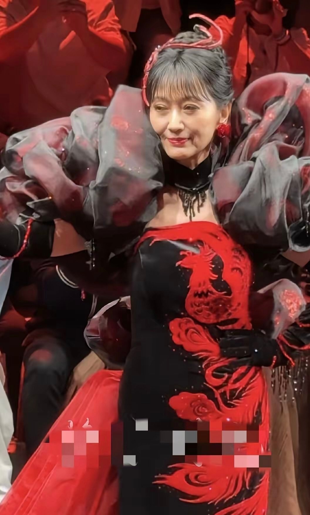 72岁赵雅芝北京时装周走秀气场全开！太美了！气质和体态都非常好。就像花仙子一样，