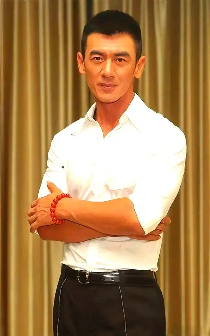 2004年，演员任天野突然接到大11岁继母的电话：“天野，我怀了你爸的宝宝。他却