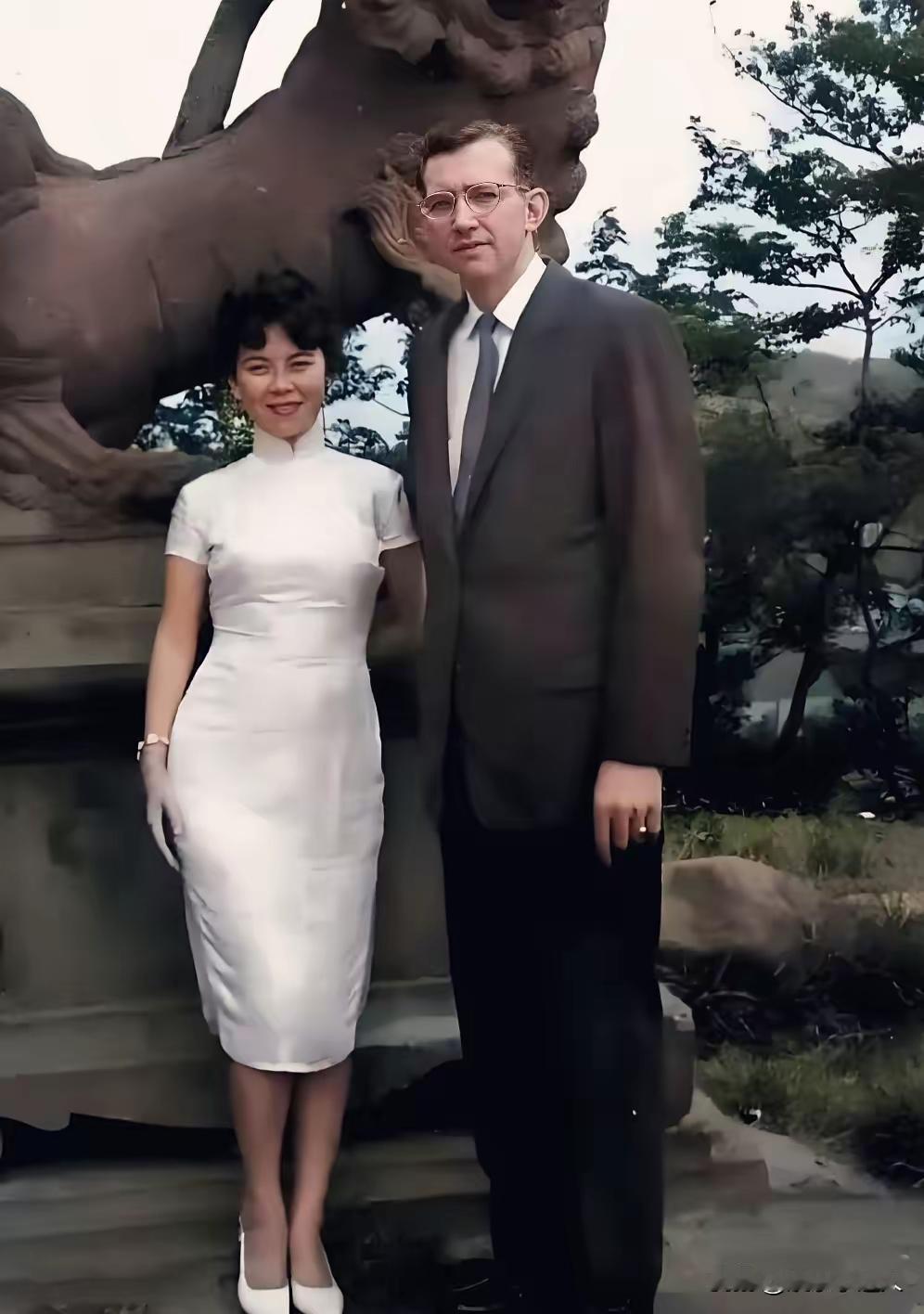 看到费翔父母50年代在台北的合照，简直被惊艳到了。费伟德高大帅气，不愧是美国人，