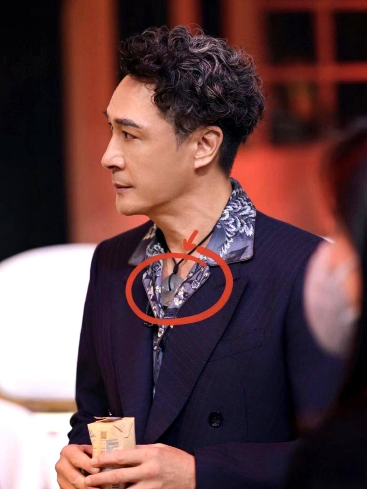 “钱难赚，屎难吃。”亲儿子一句话，直接把吴镇宇身上那串百万翡翠的珠光宝气，打回