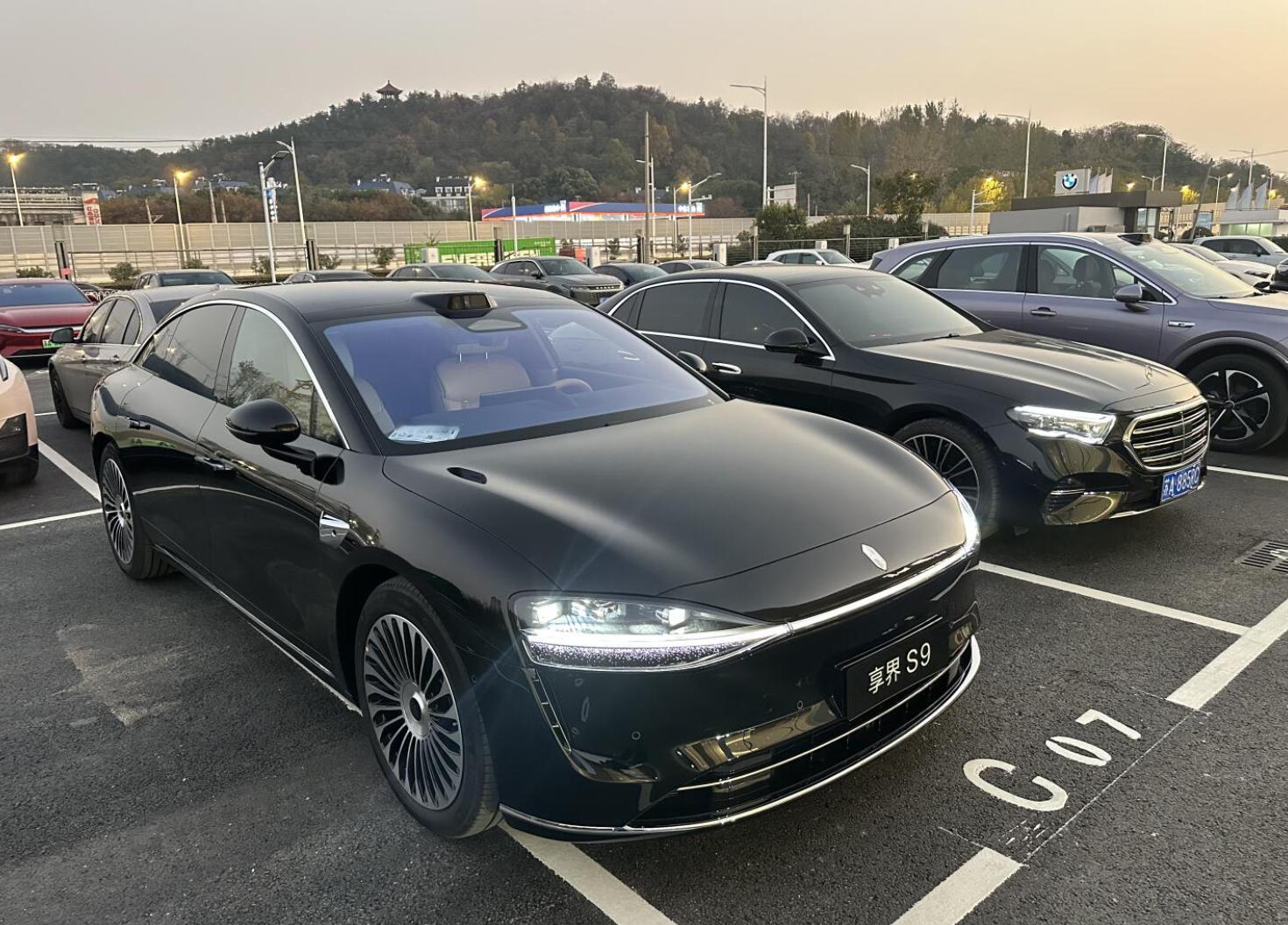 享界S9pk奔驰E级，你会选谁？很有自信地说，除了品牌知名度，奔驰更胜一筹，