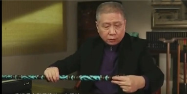 有一次，冯小刚过生日，马未都送冯小刚一根珍藏了10年的绿松石拐杖，冯小刚看到拐杖