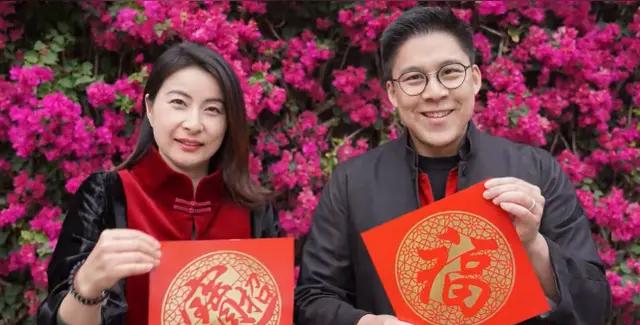 2004年，霍启刚和郭晶晶恋爱。霍震霆得知后感觉天都塌了，他怒气冲冲地质问儿子: