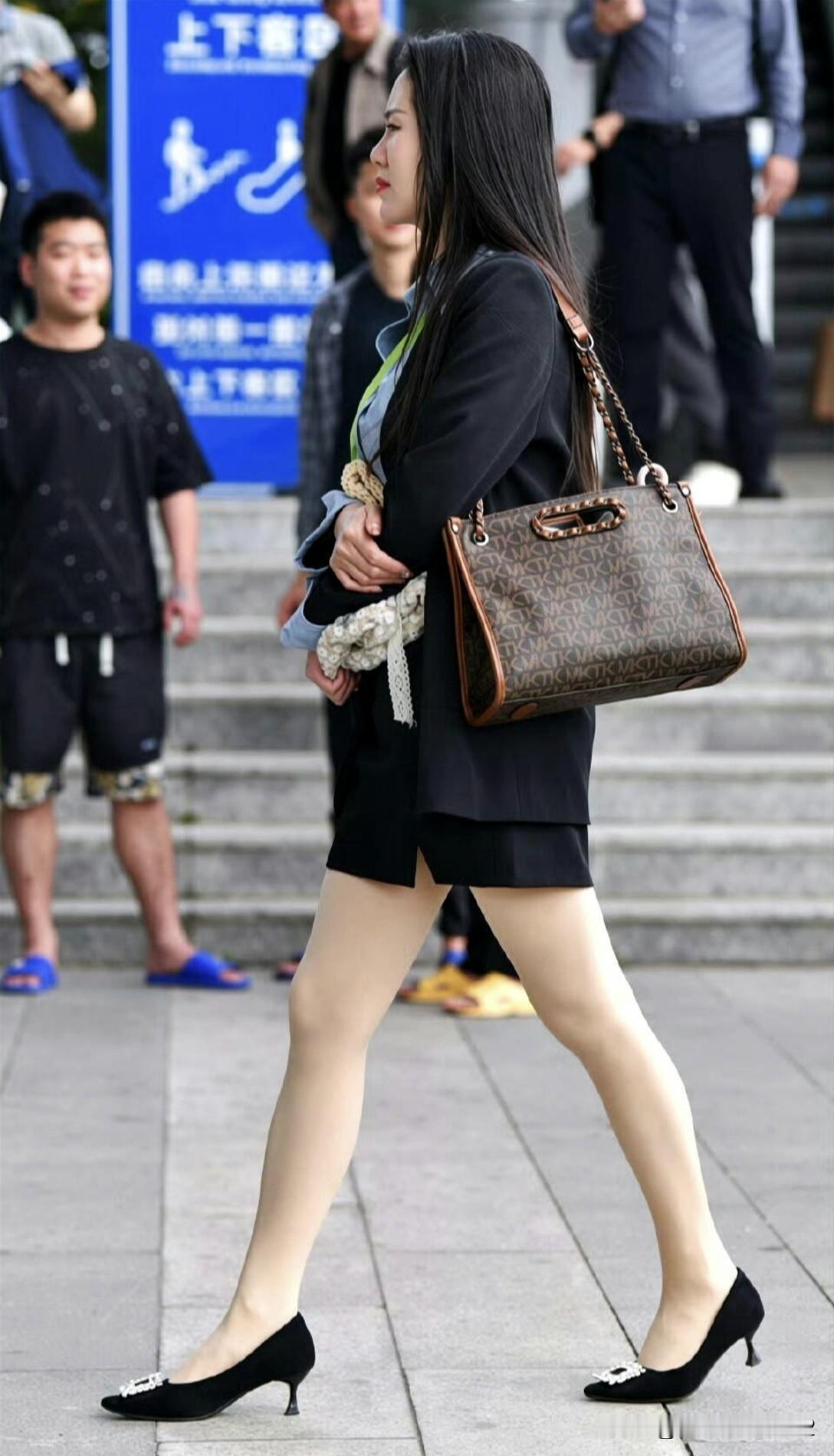 都市女郎的优雅步伐，时尚穿搭引人注目
