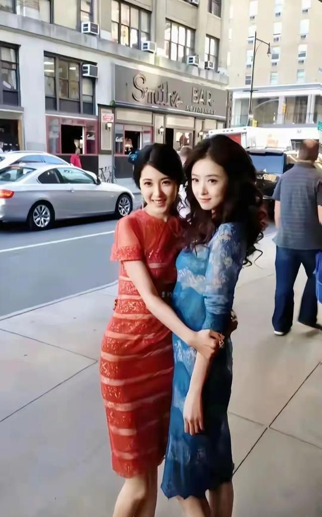 说曾黎是二百年一遇的美女，那蒋欣起码是三百年一遇！十二年前曾黎和蒋欣的同框照，