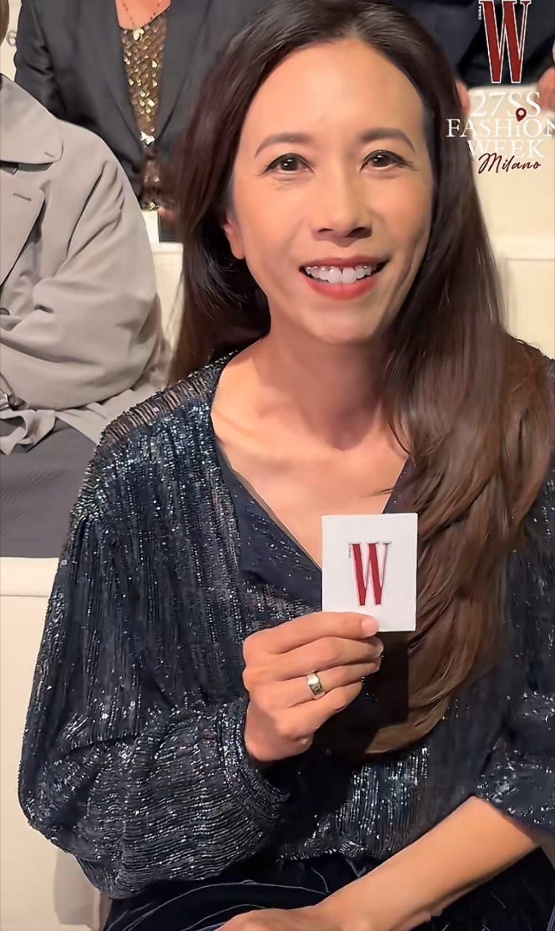 米兰秀场无滤镜，莫文蔚老得好明显！米兰时装周的生图真的一点情面都不留，镜头怼脸拍