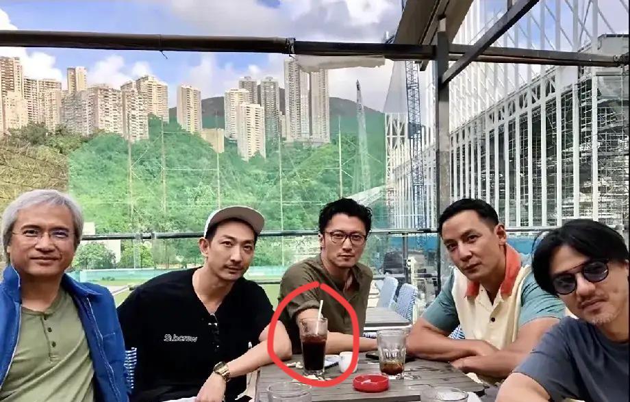 谢霆锋和吴彦祖聚会，喝的是可乐吗？还是什么饮料
