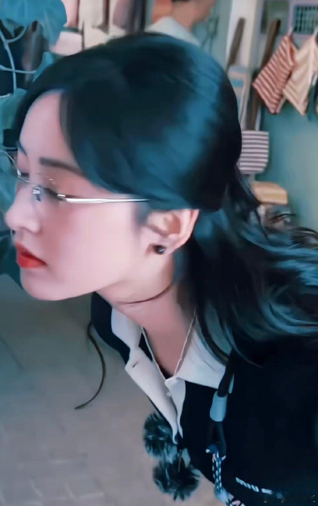 沈月黑色套装反差感朕从未见过这么姐感的沈月中餐厅说真的，沈月这身黑色套装造型真的