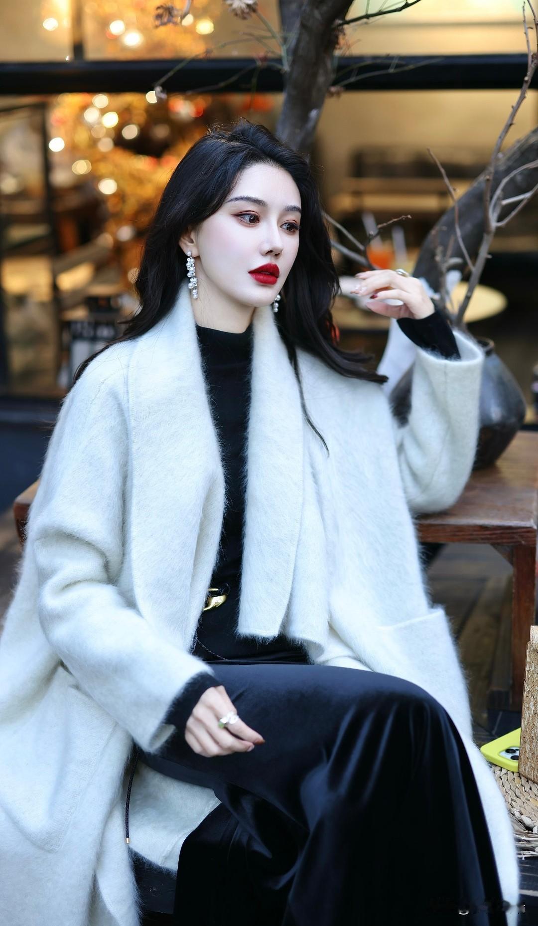 红妆美人倚，雪衣映秋光。