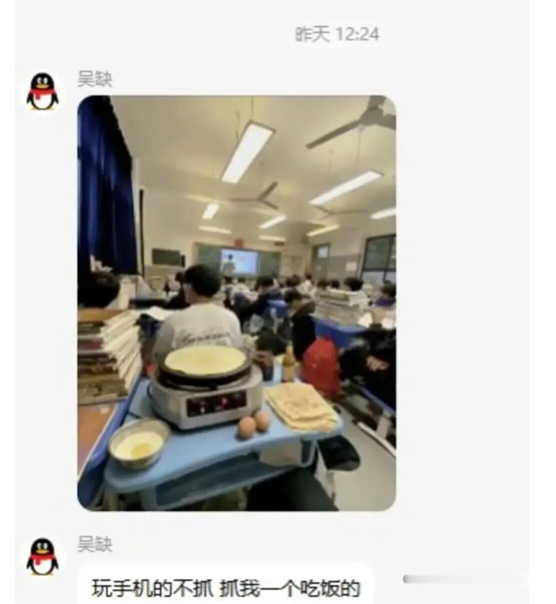 怎么感觉玩手机的也是你？没上铜锅涮肉已经很克制了么？