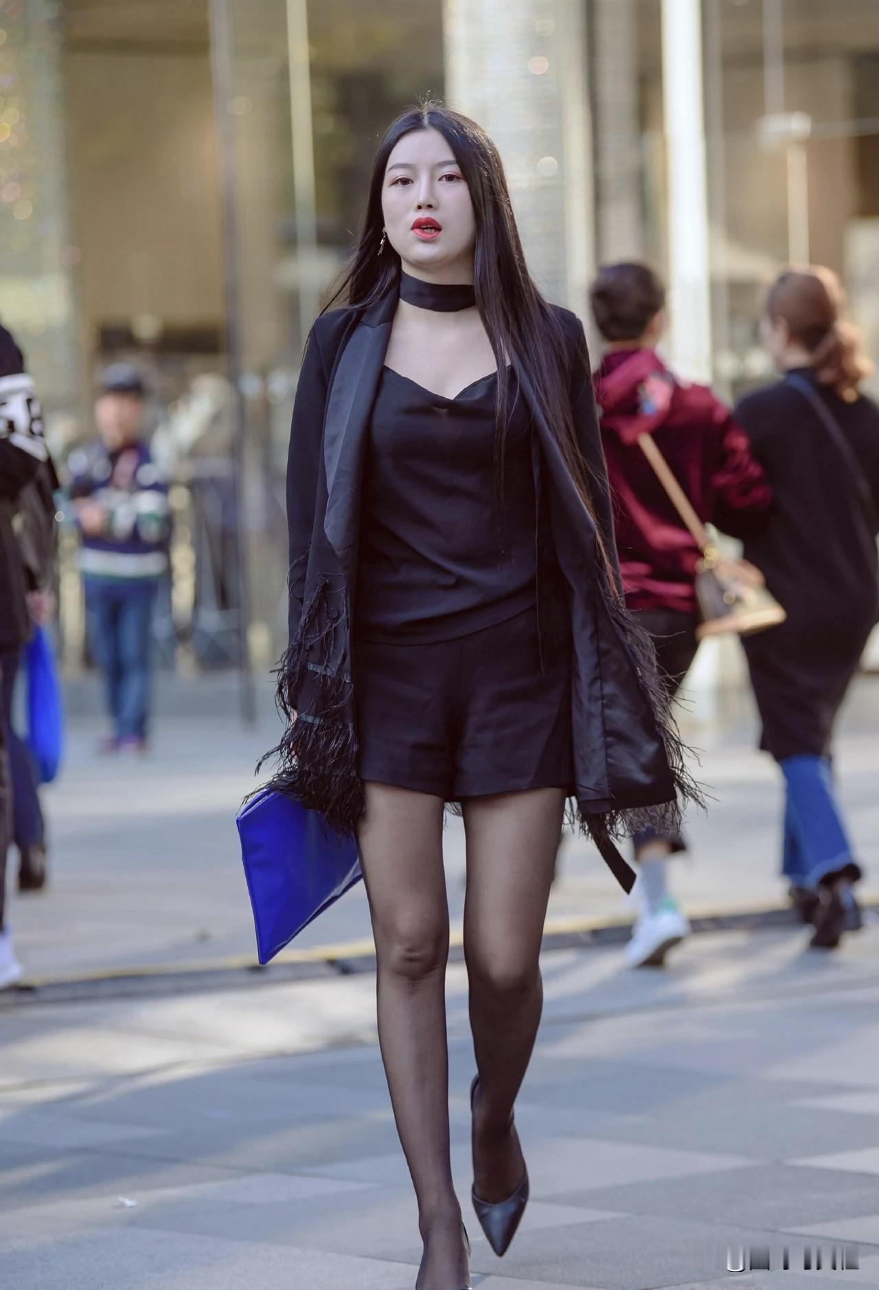 都市酷girl穿搭，黑色短裙加高跟鞋堪称王炸组合。就像172cm的都市丽