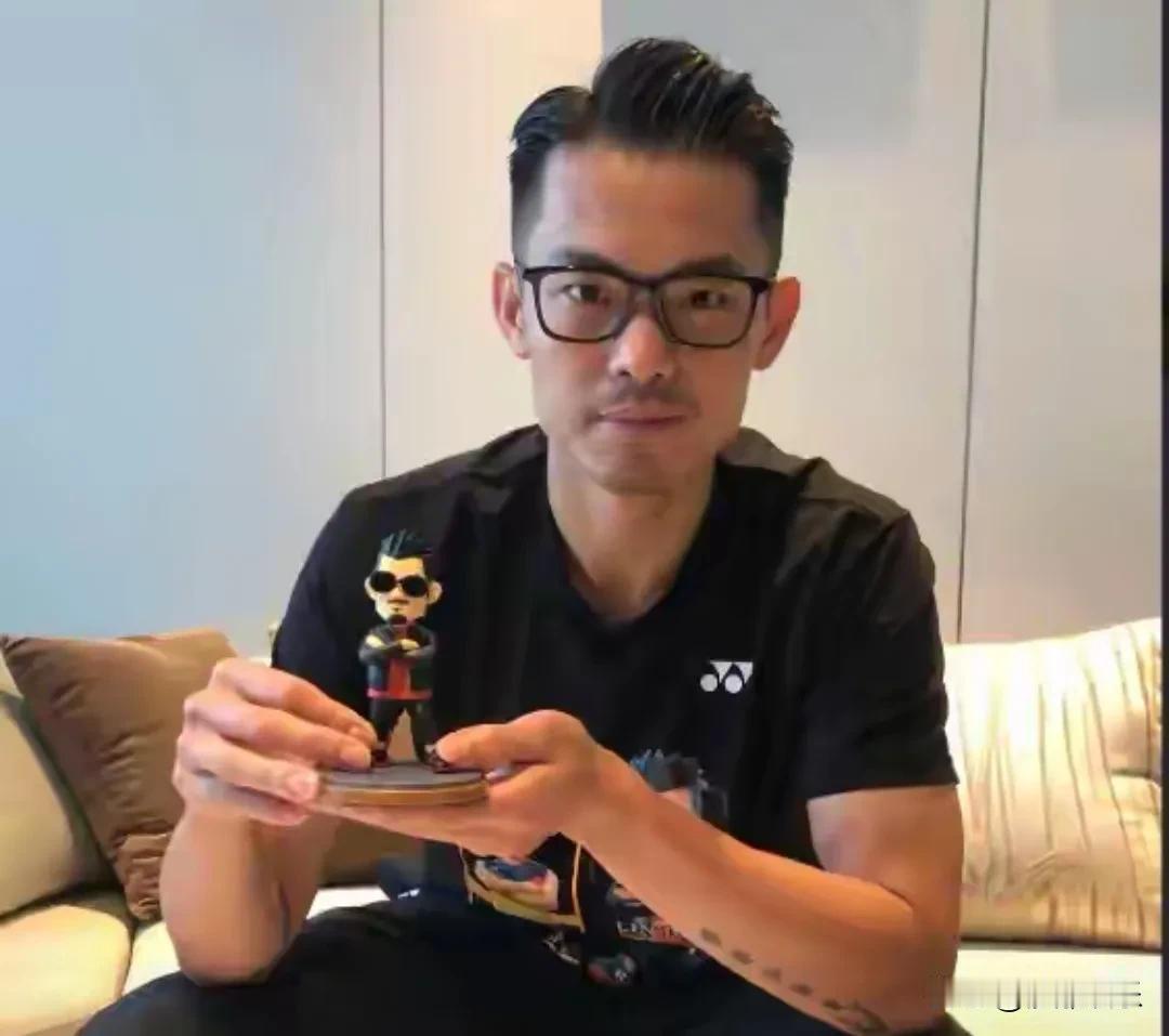 林丹带儿子游泳画面曝光！9岁小羽在西班牙练网球近日，林丹带着儿子小羽游泳互动