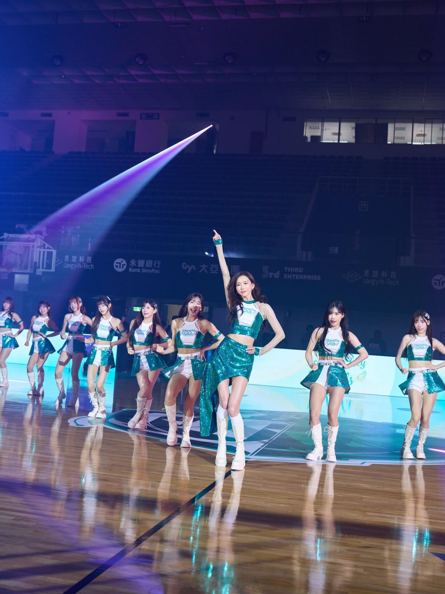 51岁林志玲沦落当啦啦队员了