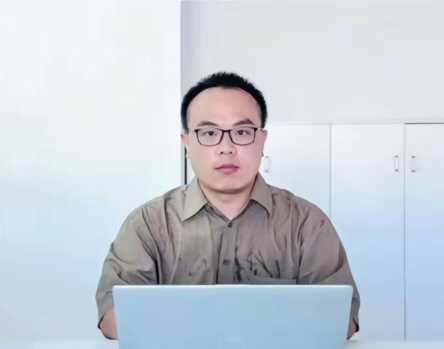 这个脸上还略带点稚气的31岁年轻人就是娃哈哈集团刚刚上任的董事长，宗馥莉亲手培养