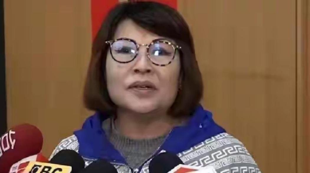 这盆冷水是泼向大陆和平派的爆铁！在国民党中常会上，何鹰鹭决绝地向郑丽文宣布退党，