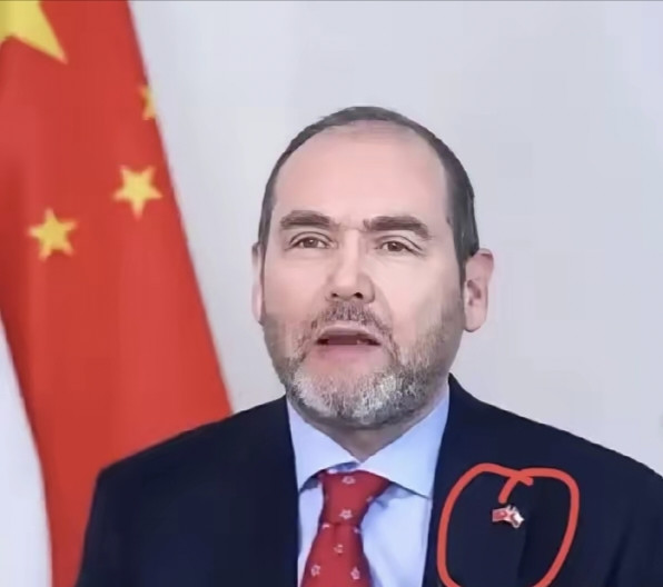 5月12号晚上，智利总统搭乘专机抵达北京！！！​出乎意料的是，这支专机的机组人员还没有离开舱门，就被
