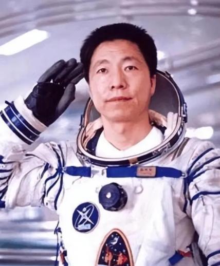 杨利伟为什么此后再也没有重返太空？其实他能平安落地，已是死里逃生，当年飞天时，那
