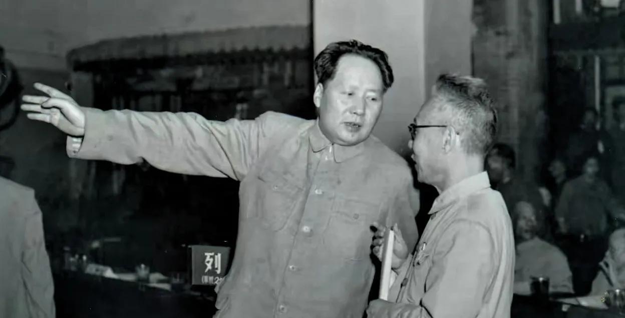 珍贵的一张老照片。1950年6月23日，在全国政协一届二次会义期间，毛主席在休