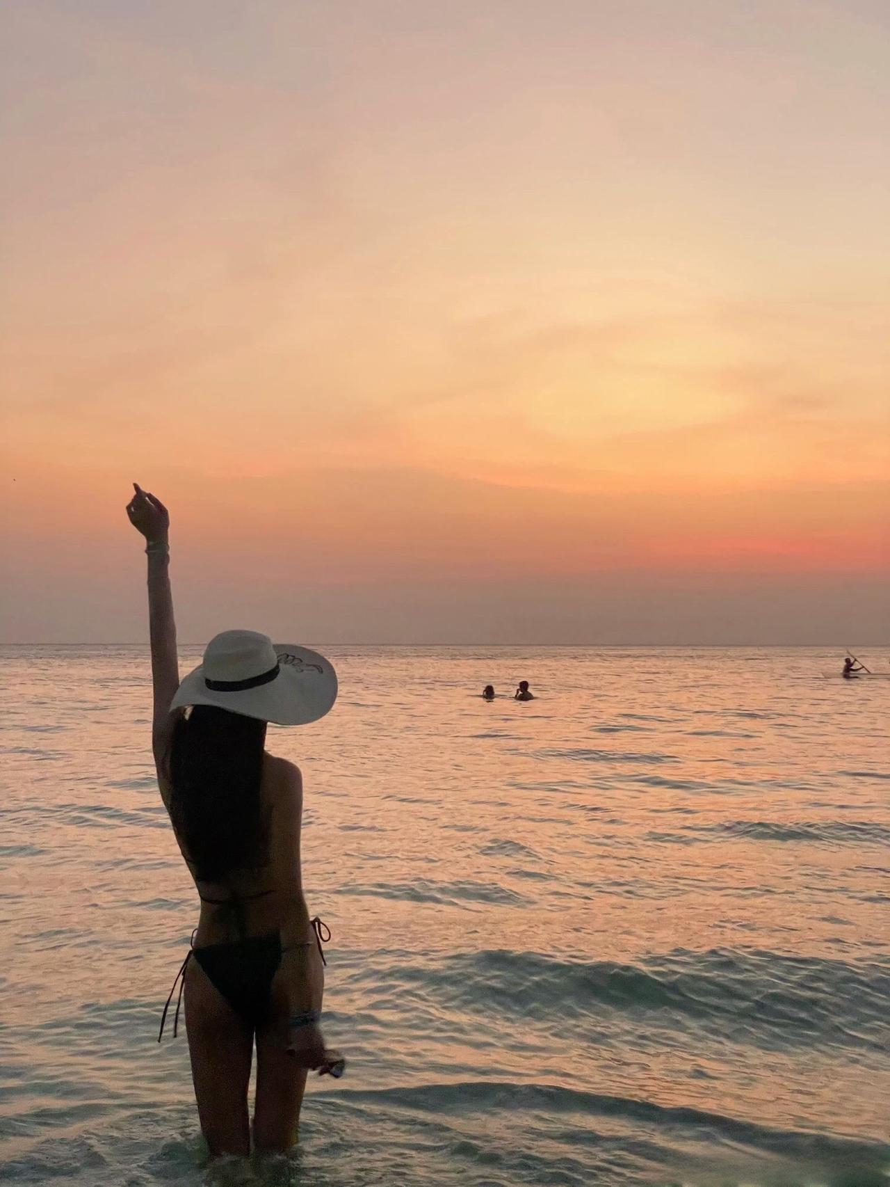 我们找到了最简单的快乐与自由。上热门海边拍照穿搭美女