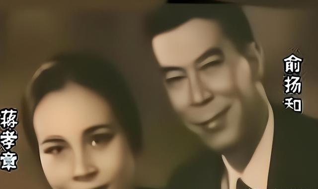 1962年，蒋经国和他的妻子蒋方良以及女儿蒋孝章拍了一张亲密合照。当时的蒋孝章已