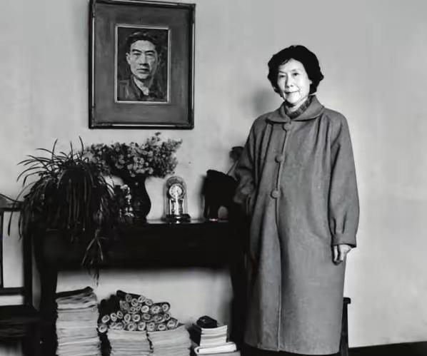1953年徐悲鸿猝然离世。几年后，他的妻子廖静文改嫁还生了一个儿子，可是对外她选