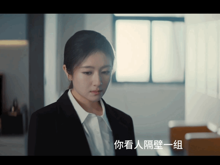 看李兰迪新剧像在翻情绪色卡李兰迪的新剧也太明媚了，而且这一次的各种造型也是特别的