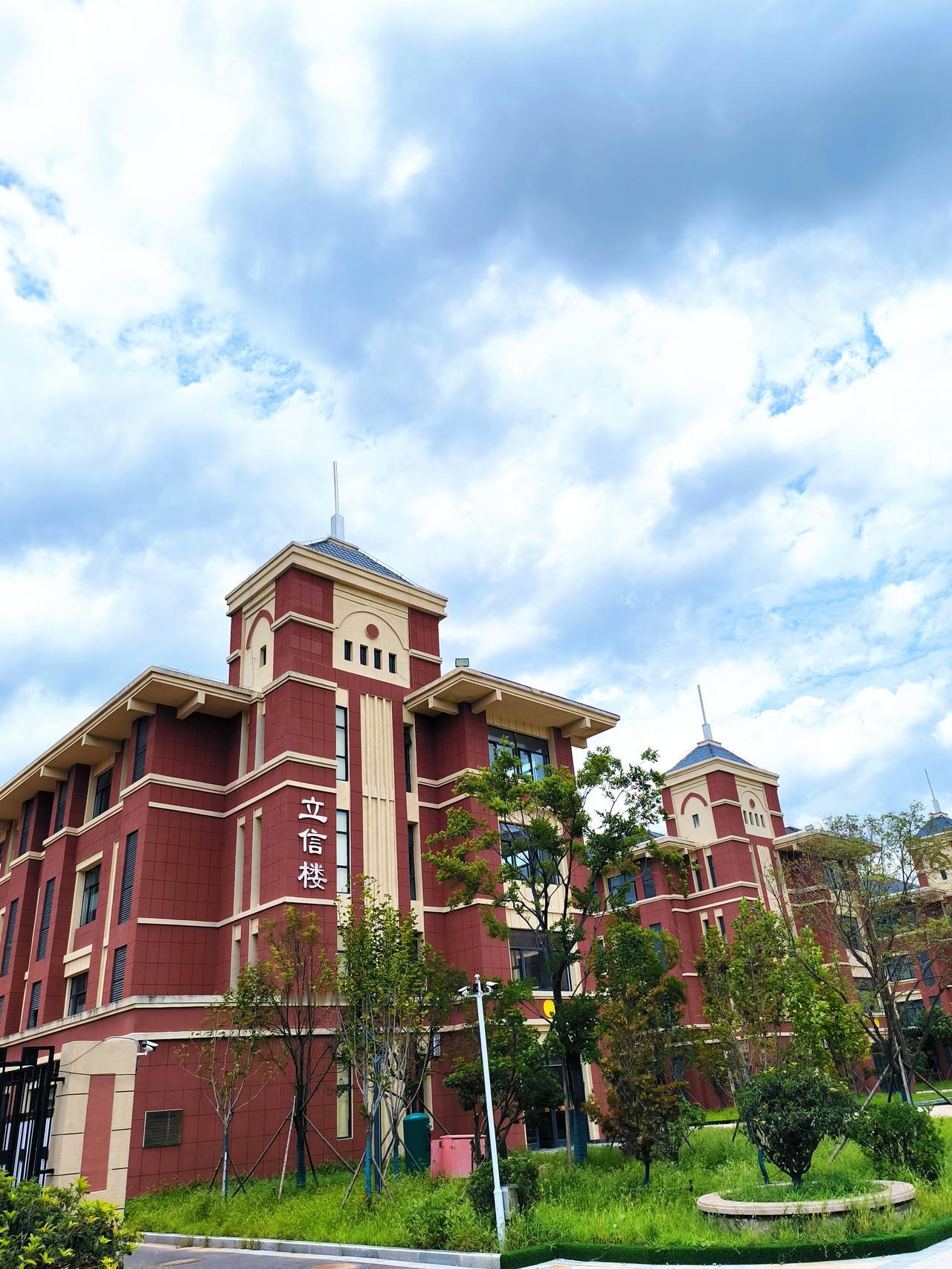 有一次我到南方学校去参观学习，校长介绍他们那里特别重视办学的规矩，规定30人一个