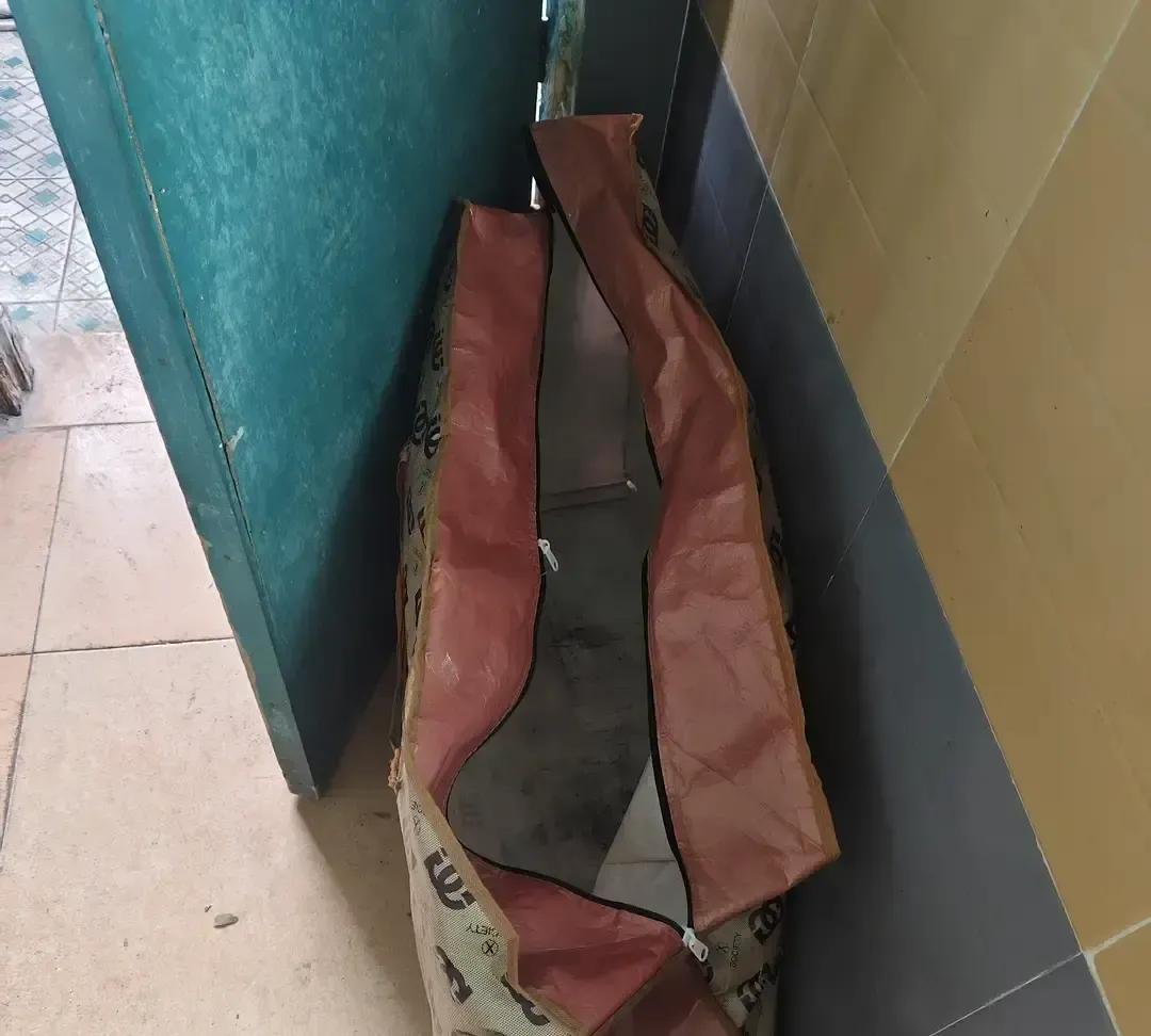 早上九点半，大叔拎着六块钱买的豆浆油条下楼，吃完把空塑料瓶递给正在扫地的保洁大姐