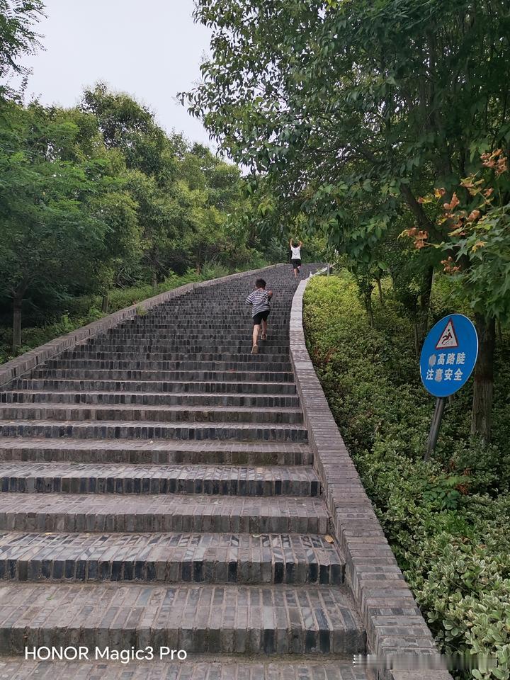 补习班存在即合理？每到暑假，很多家长都喜欢把孩子送到补习班，有