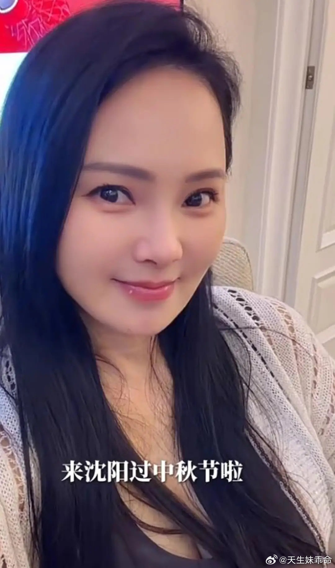 伊能静回沈阳婆家，秦昊爸妈住的别墅真豪华，在家做饭吃的很亲民​