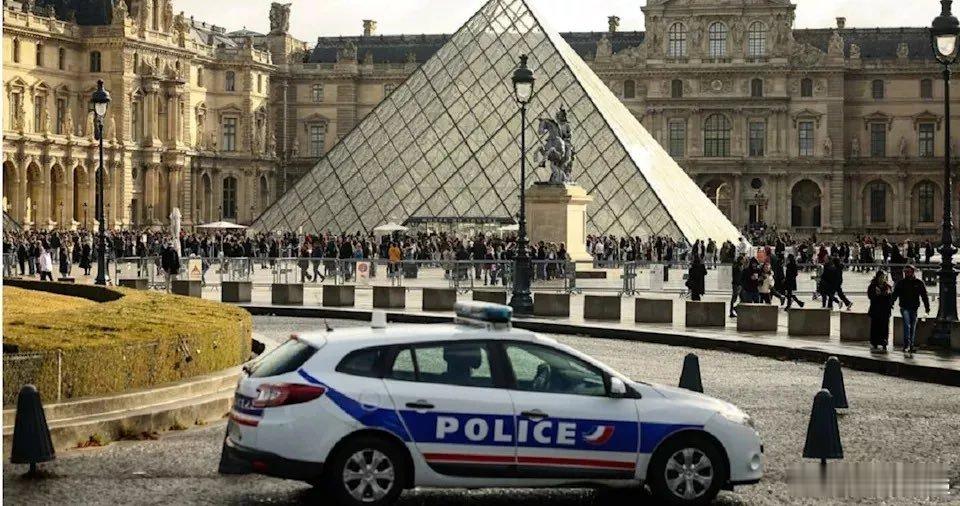 卢浮宫珠宝劫案出现进展！2窃嫌25日晚间落网本月19日巴黎卢浮宫博物馆（Louv