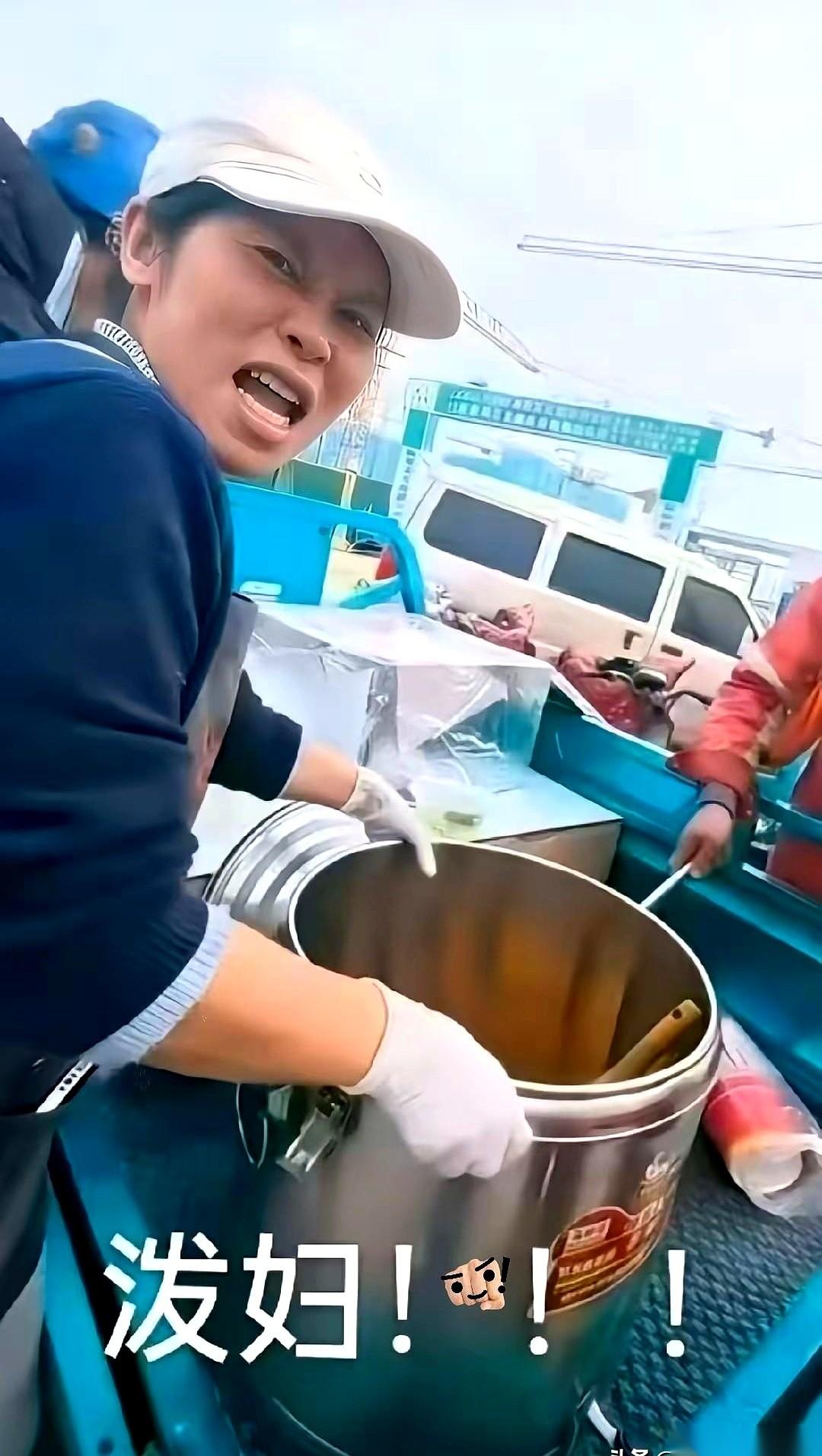 把人家的饭菜往地上一倒，以为赔个十块八块就完事了？我跟你讲，这事儿比你想的要狠