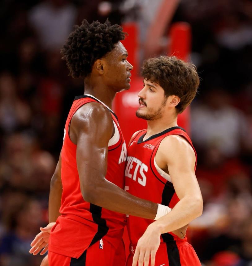 在现如今的联盟里，一支球队当中想要夺冠，必须要有稳定的三分射手。而在最近几个赛季