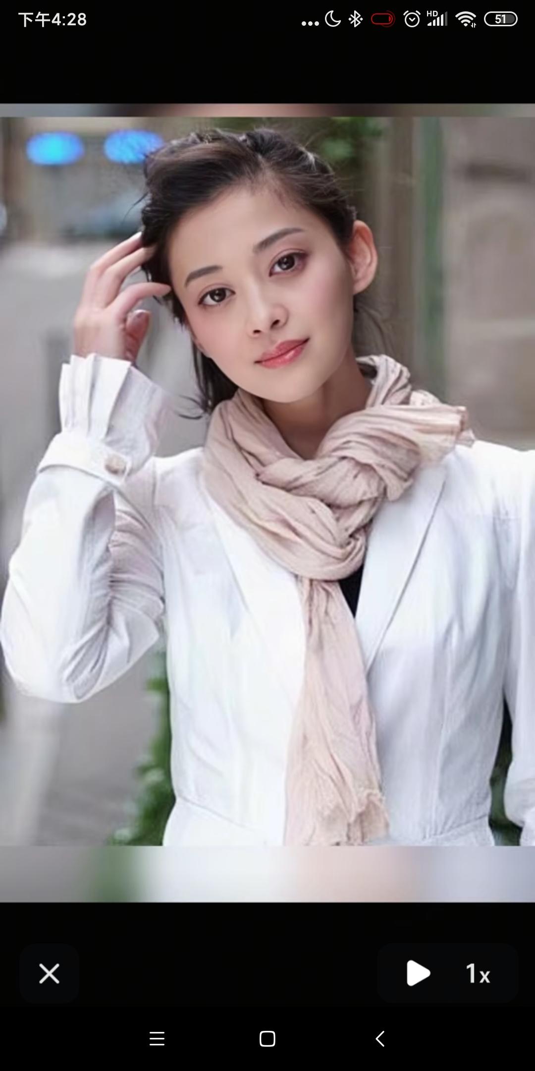 梅婷，宛如一颗在影视长河中熠熠生辉的明珠，她的美，是岁月沉淀后的优雅，深入骨髓。