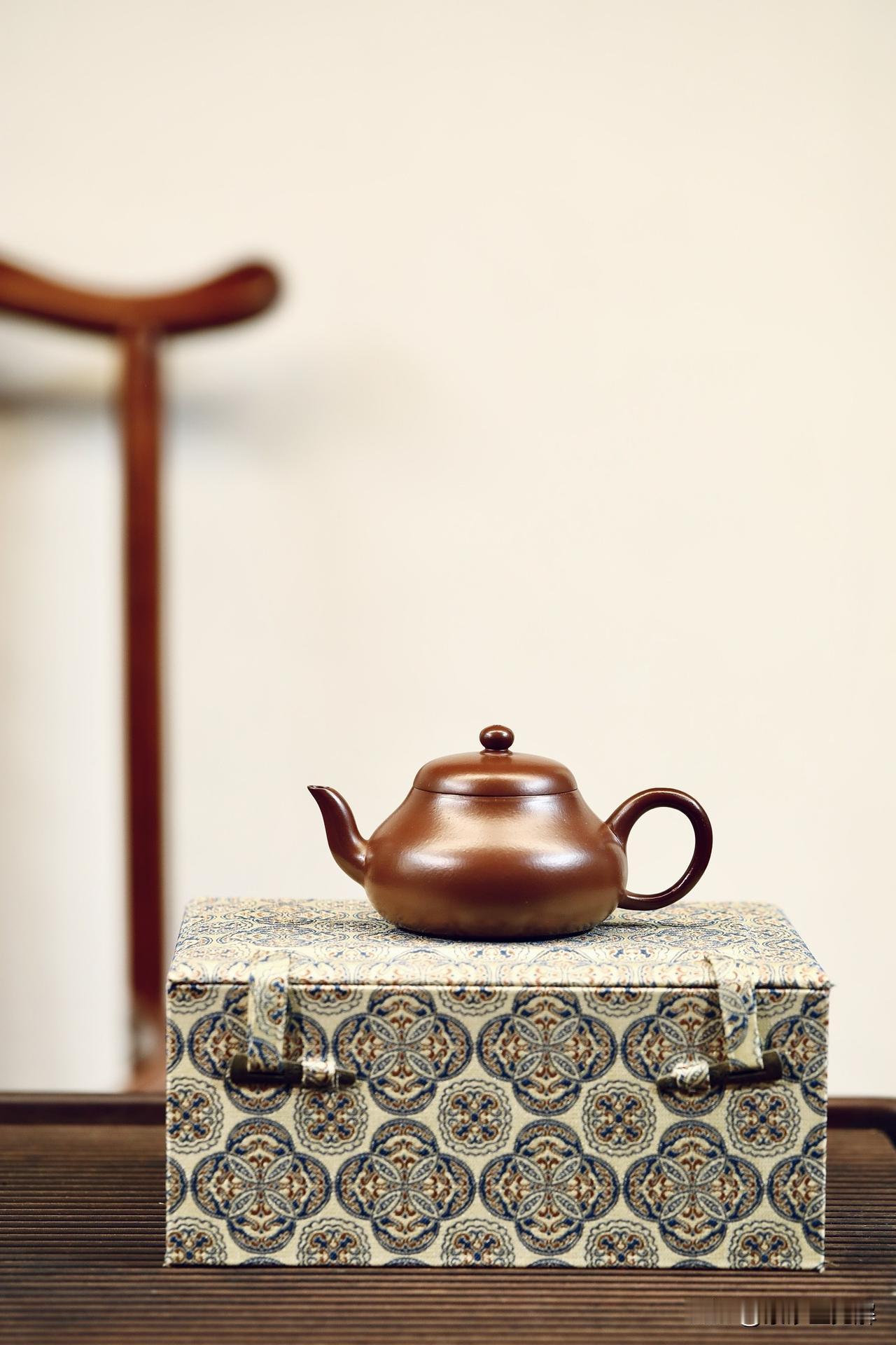 紫砂壶，煮完竟冒出一层“白霜”？今天，一位壶友火急火燎地给我发信息：“完了！前