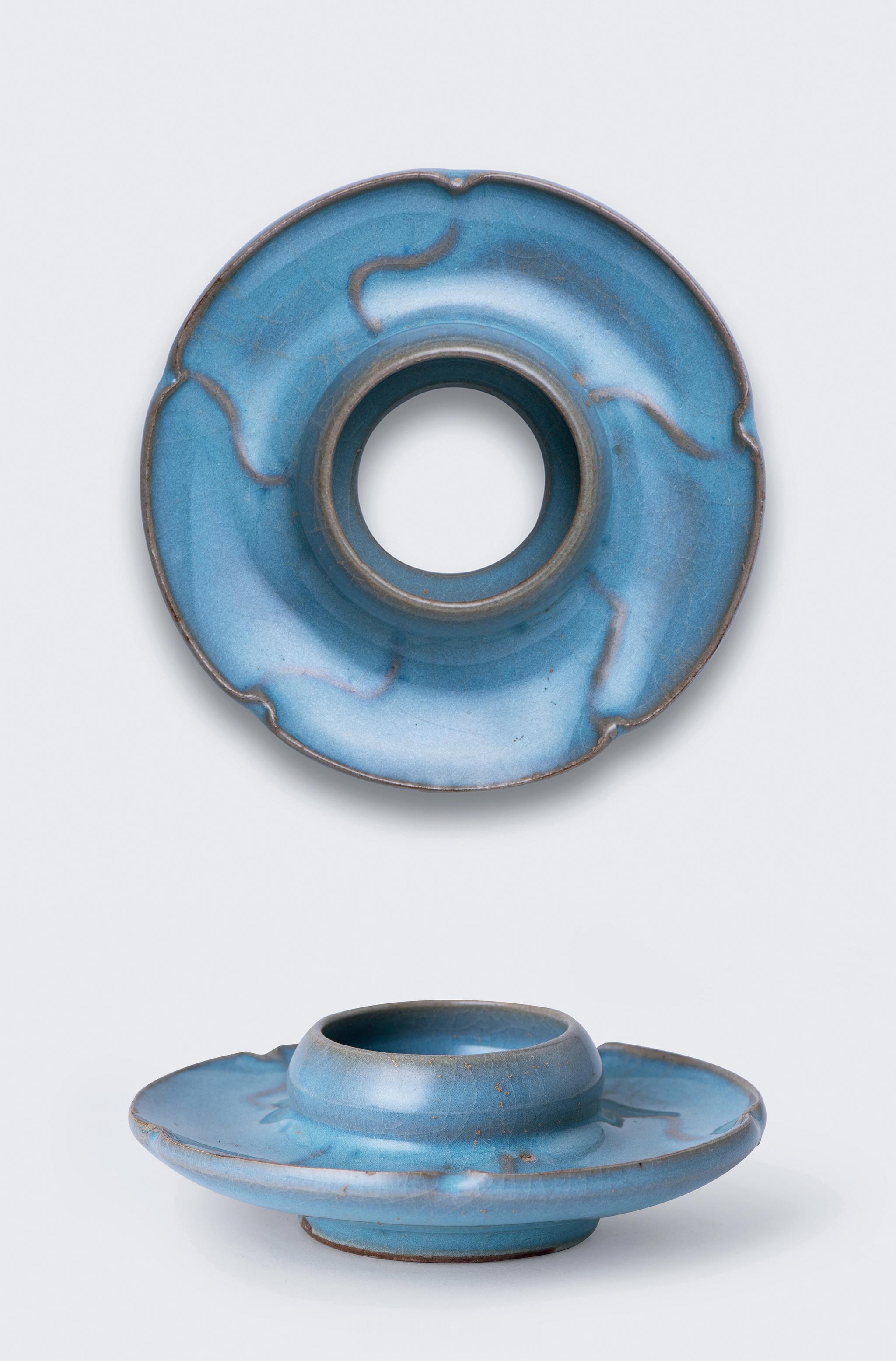 北宋钧窑天蓝釉葵花形盏托托盘浅腹，整体塑作五瓣葵花状，口沿五出，边缘出小立边儿